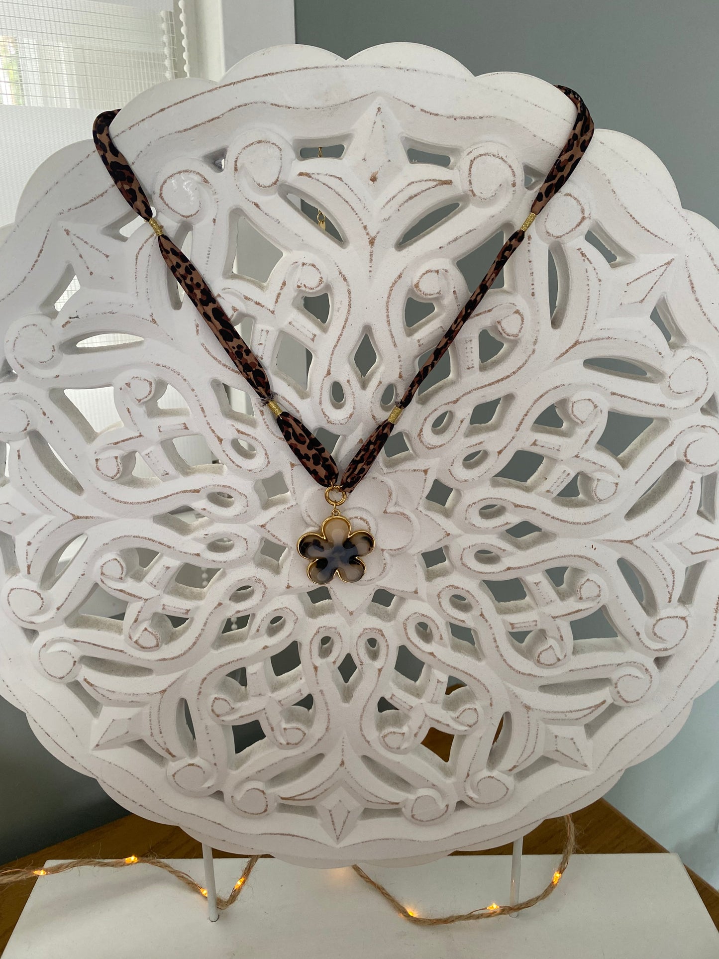 Collier fleur léopard doré