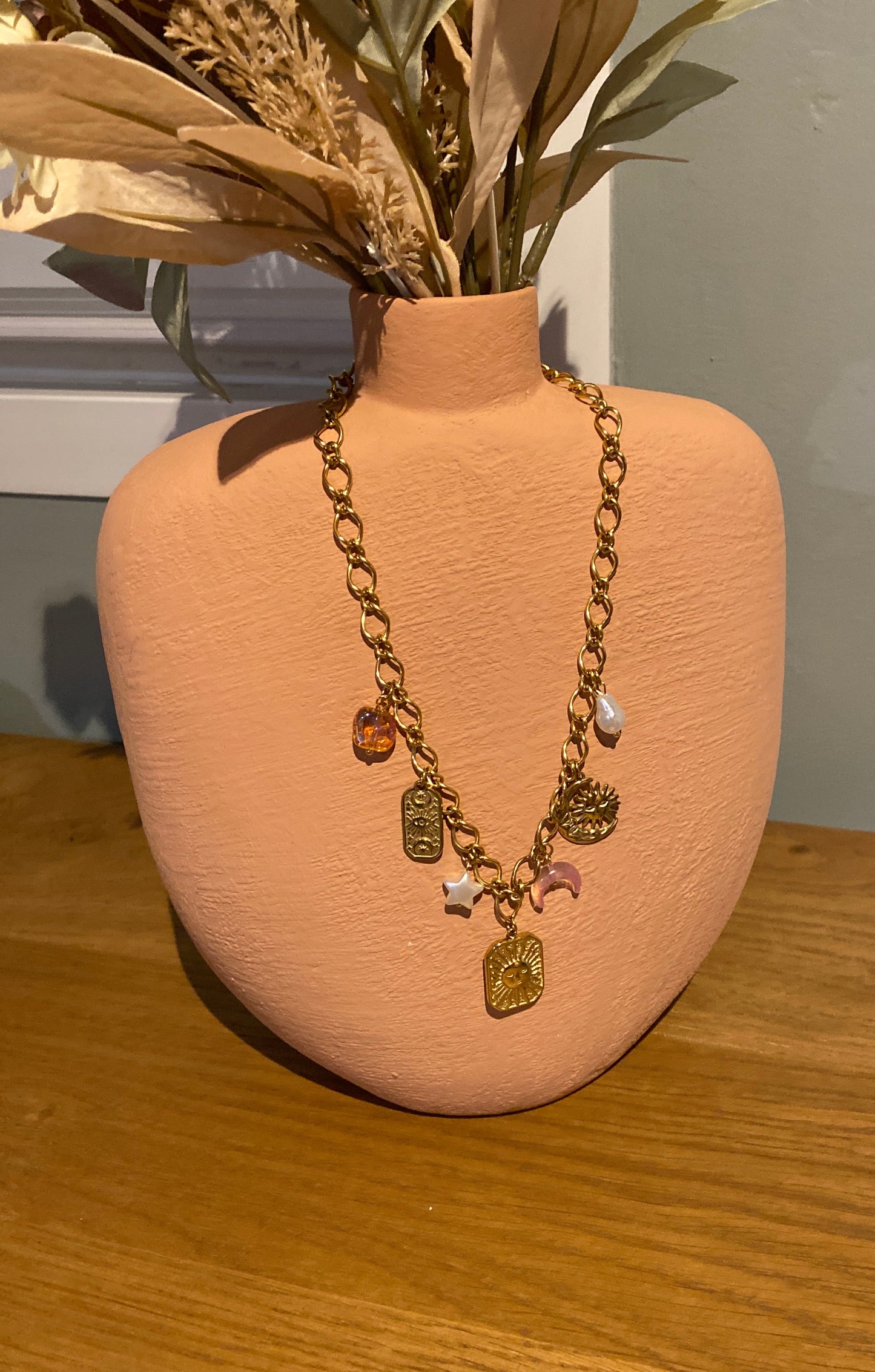 Collier médaillon soleil et breloques astrales