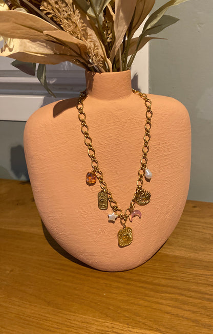 Collier médaillon soleil et breloques astrales