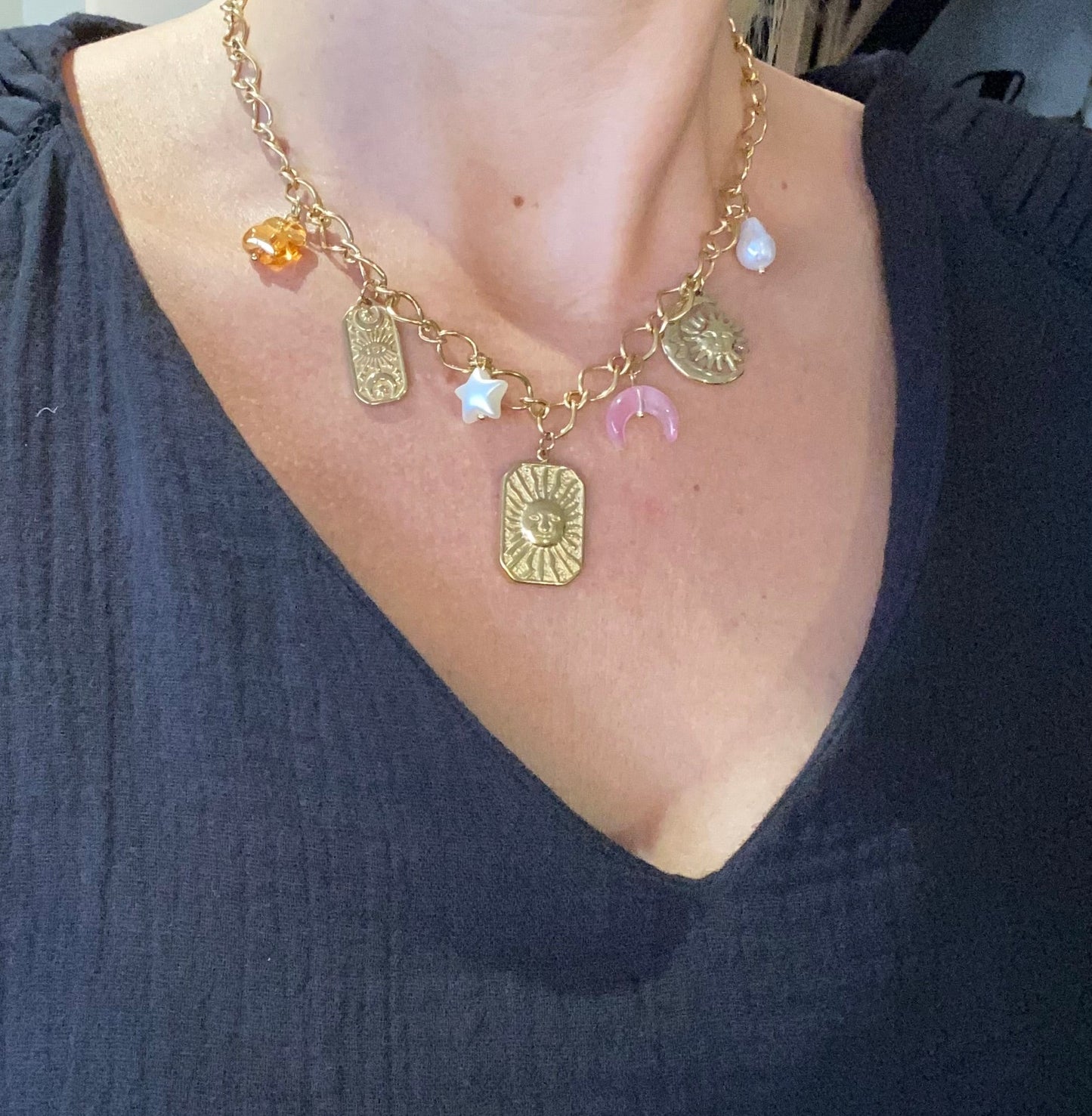 Collier médaillon soleil et breloques astrales