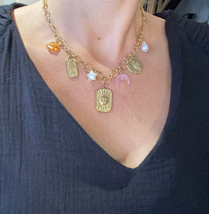 Collier médaillon soleil et breloques astrales