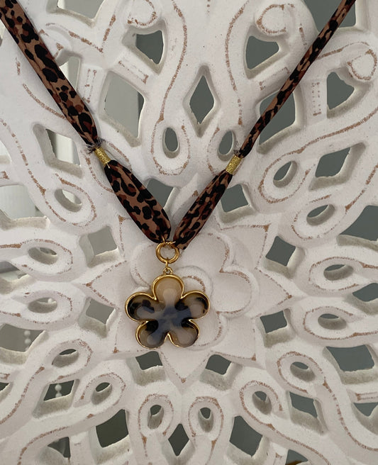 Collier fleur léopard doré